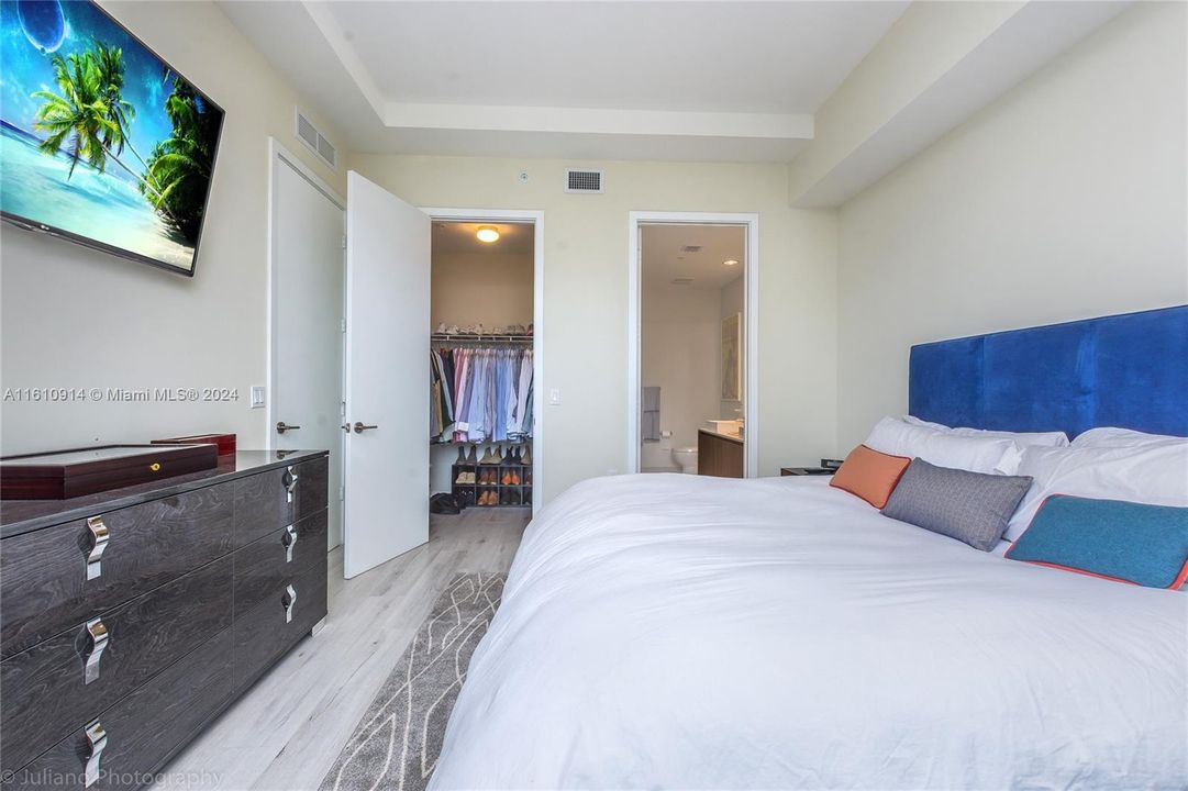 For Sale: $649,000 (2 beds, 2 baths, 938 Square Feet)