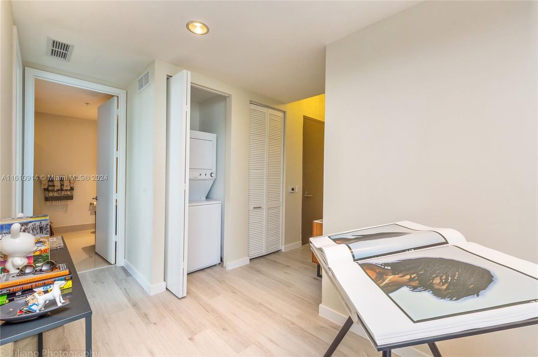 For Sale: $649,000 (2 beds, 2 baths, 938 Square Feet)