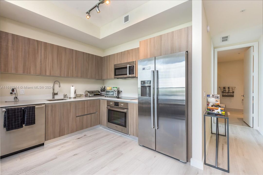 For Sale: $649,000 (2 beds, 2 baths, 938 Square Feet)