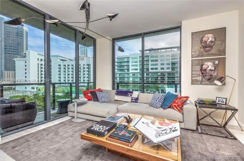 For Sale: $649,000 (2 beds, 2 baths, 938 Square Feet)