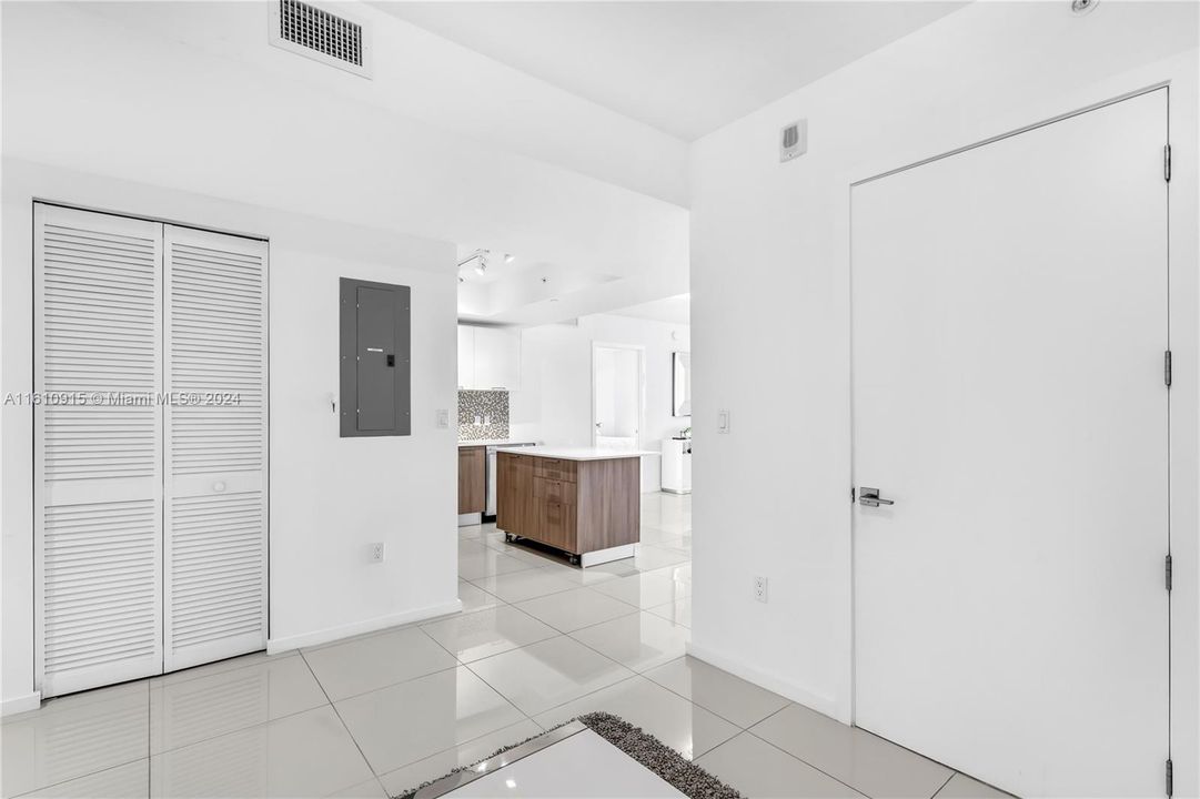 For Sale: $574,500 (2 beds, 2 baths, 1052 Square Feet)