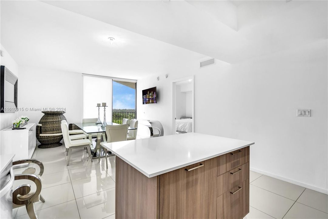 For Sale: $574,500 (2 beds, 2 baths, 1052 Square Feet)