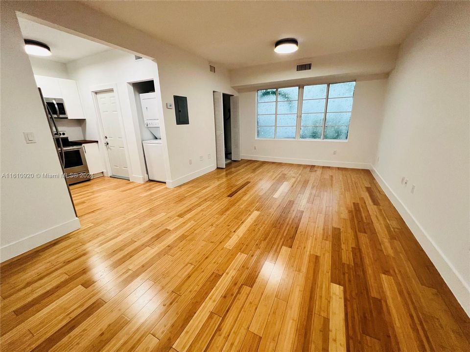 For Rent: $2,400 (1 beds, 1 baths, 800 Square Feet)