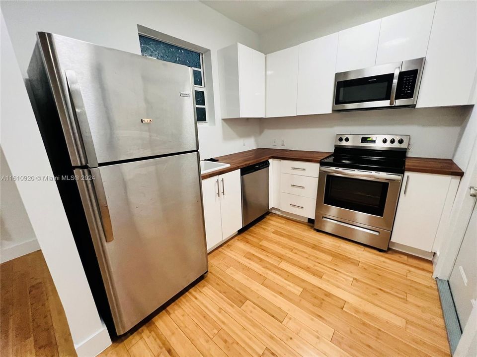 For Rent: $2,400 (1 beds, 1 baths, 800 Square Feet)