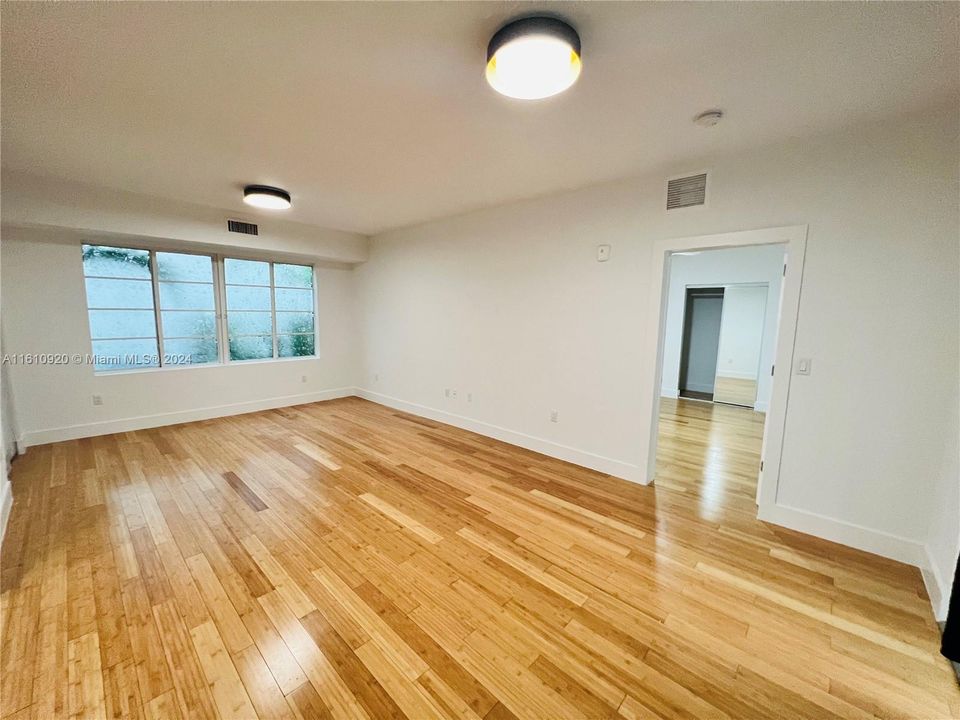 For Rent: $2,400 (1 beds, 1 baths, 800 Square Feet)