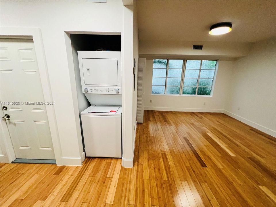 For Rent: $2,400 (1 beds, 1 baths, 800 Square Feet)