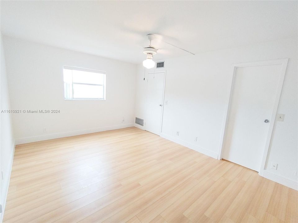 For Sale: $98,000 (1 beds, 1 baths, 720 Square Feet)