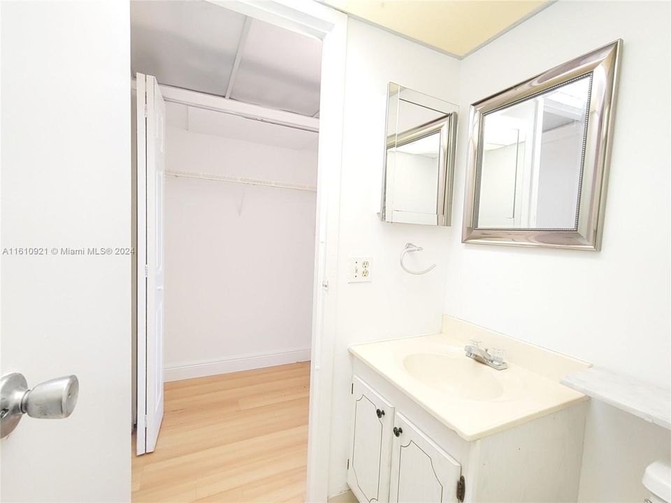 For Sale: $98,000 (1 beds, 1 baths, 720 Square Feet)