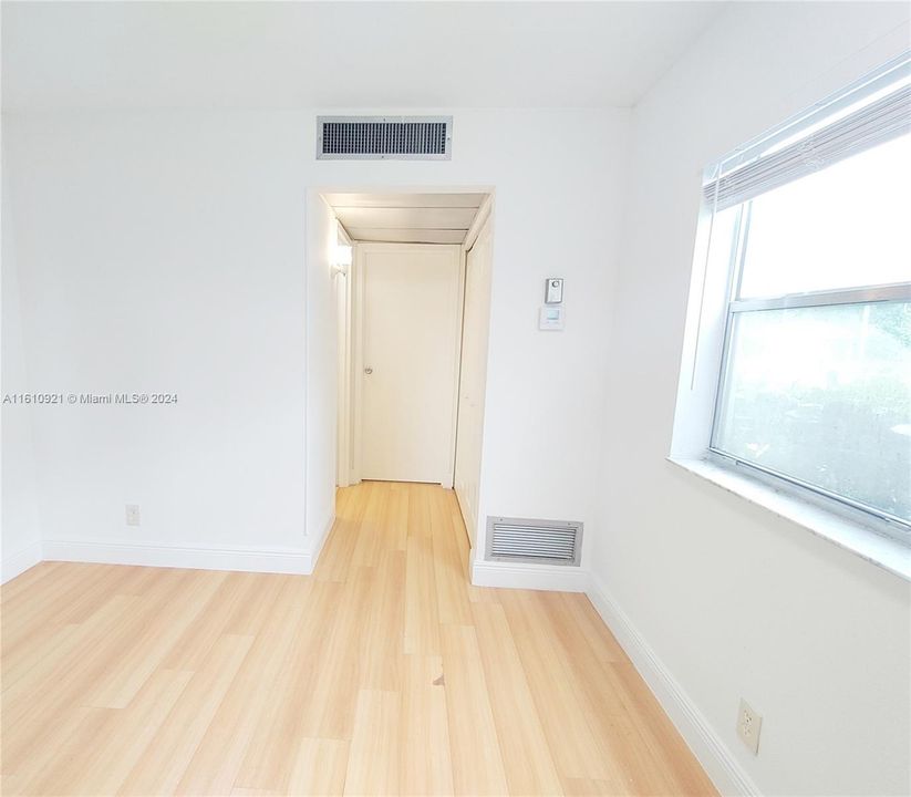 For Sale: $98,000 (1 beds, 1 baths, 720 Square Feet)