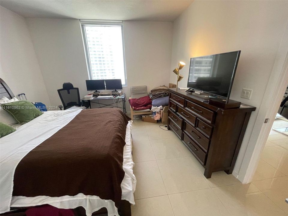 Active With Contract: $3,050 (1 beds, 1 baths, 945 Square Feet)