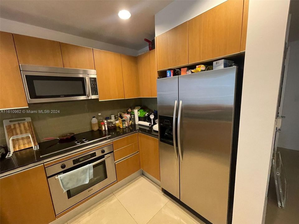 Active With Contract: $3,050 (1 beds, 1 baths, 945 Square Feet)