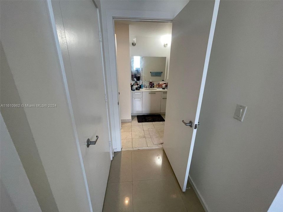 Active With Contract: $3,050 (1 beds, 1 baths, 945 Square Feet)