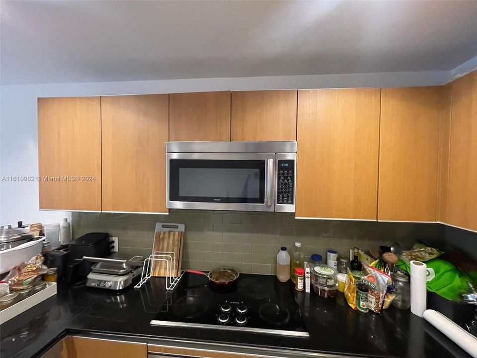 Active With Contract: $3,050 (1 beds, 1 baths, 945 Square Feet)