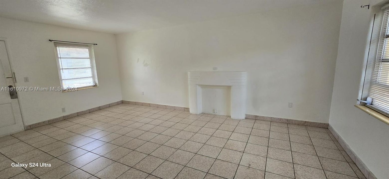 For Rent: $1,700 (1 beds, 1 baths, 700 Square Feet)