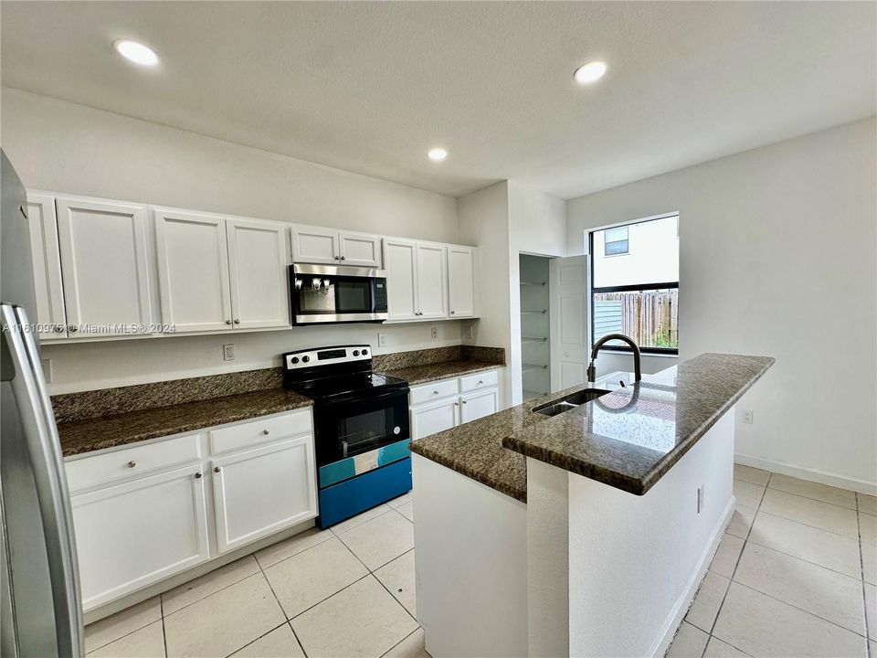 For Rent: $2,950 (3 beds, 2 baths, 1658 Square Feet)