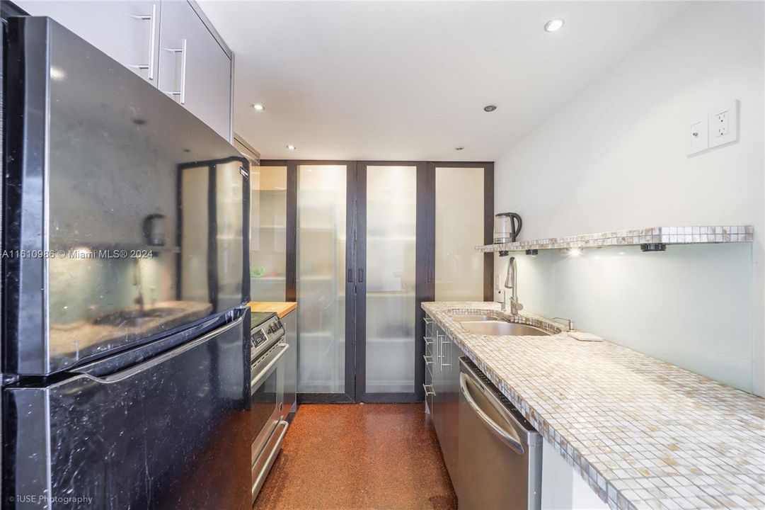 For Sale: $450,000 (1 beds, 1 baths, 950 Square Feet)