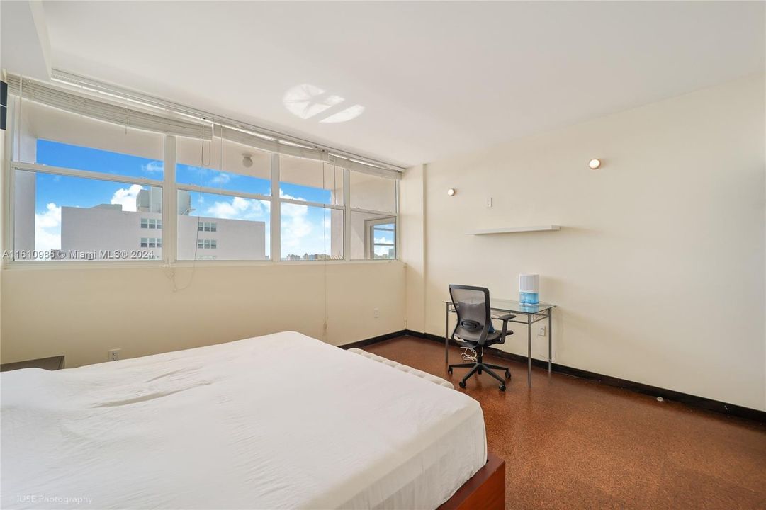 For Sale: $450,000 (1 beds, 1 baths, 950 Square Feet)