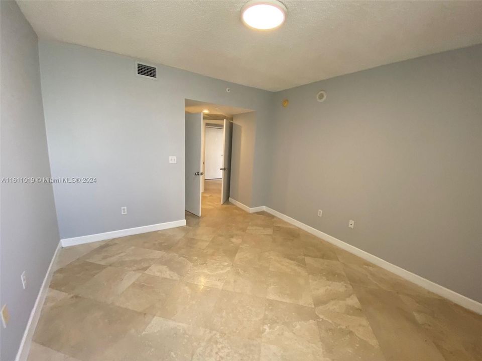 Active With Contract: $3,100 (1 beds, 1 baths, 806 Square Feet)