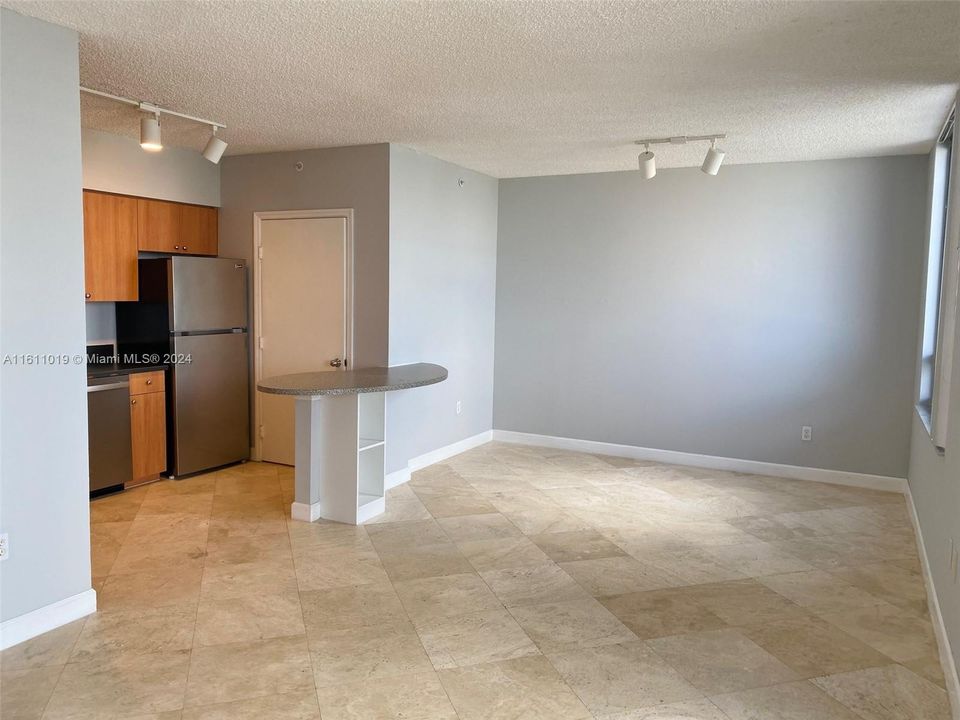 For Rent: $3,700 (1 beds, 1 baths, 806 Square Feet)