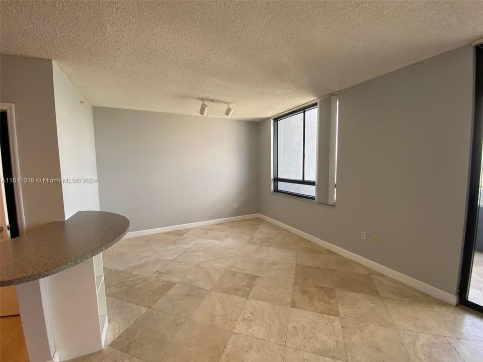 For Rent: $3,700 (1 beds, 1 baths, 806 Square Feet)