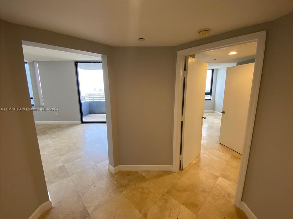 Active With Contract: $3,100 (1 beds, 1 baths, 806 Square Feet)