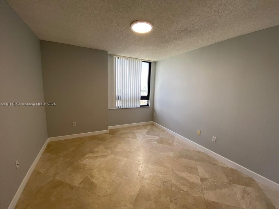 Active With Contract: $3,100 (1 beds, 1 baths, 806 Square Feet)