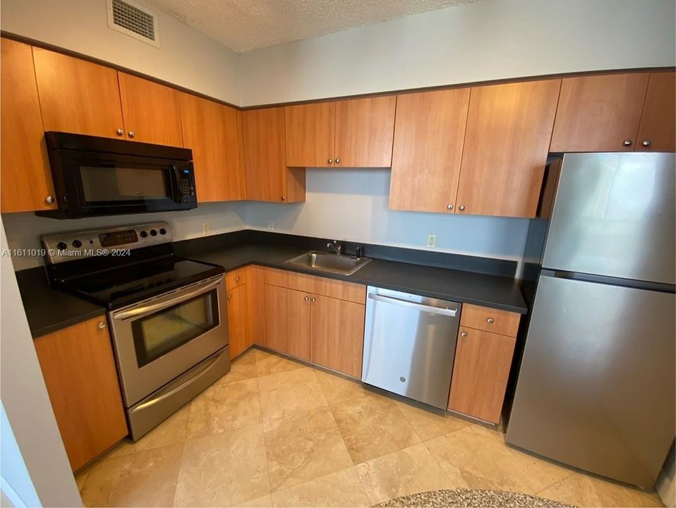 Active With Contract: $3,100 (1 beds, 1 baths, 806 Square Feet)