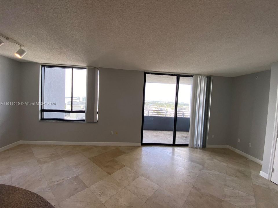 Active With Contract: $3,100 (1 beds, 1 baths, 806 Square Feet)