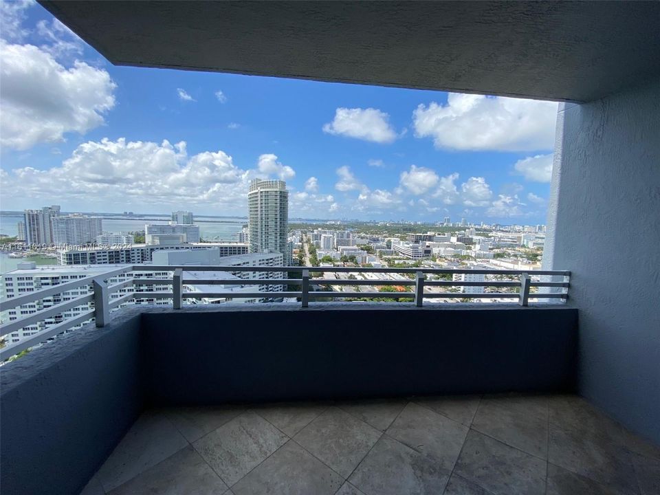 Active With Contract: $3,100 (1 beds, 1 baths, 806 Square Feet)