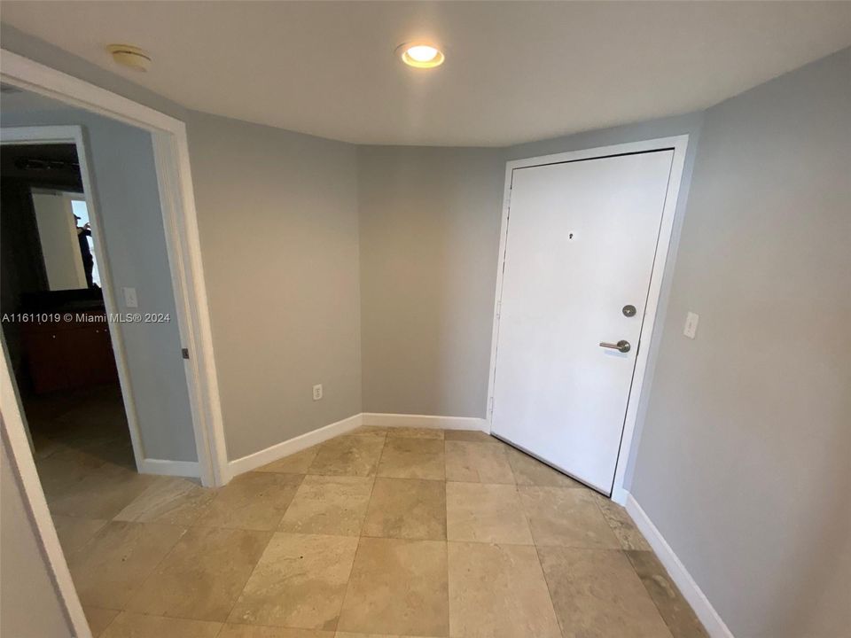 Active With Contract: $3,100 (1 beds, 1 baths, 806 Square Feet)