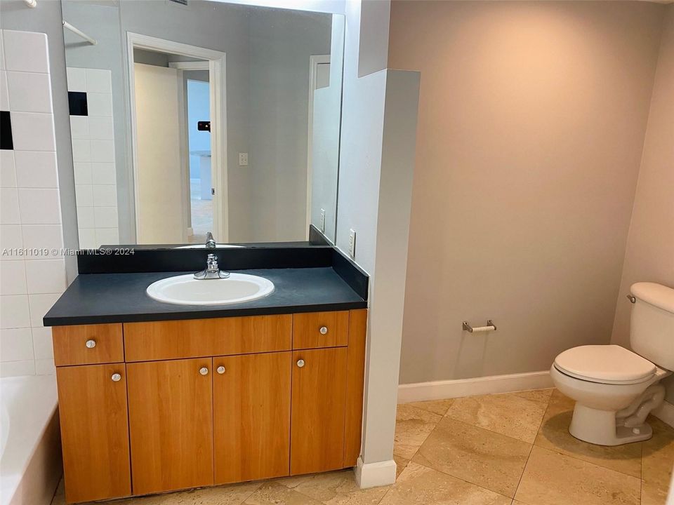 Active With Contract: $3,100 (1 beds, 1 baths, 806 Square Feet)