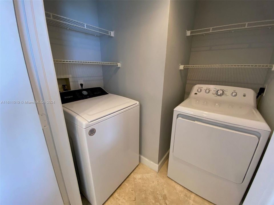 Active With Contract: $3,100 (1 beds, 1 baths, 806 Square Feet)