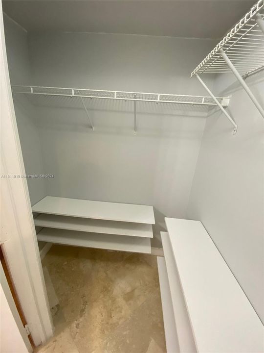 Active With Contract: $3,100 (1 beds, 1 baths, 806 Square Feet)