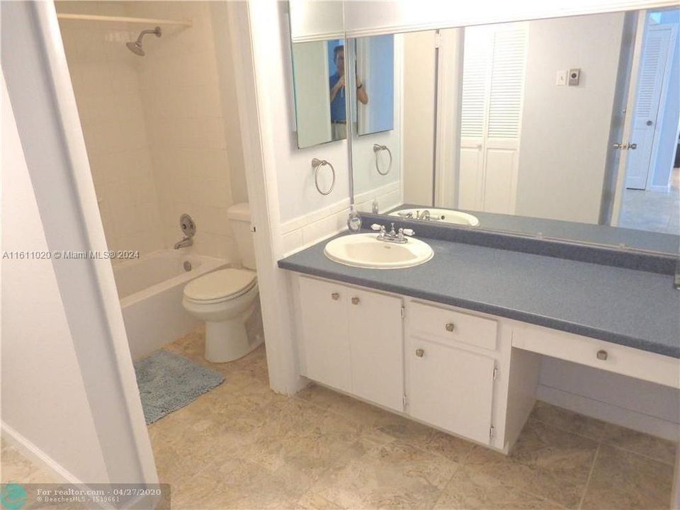 For Rent: $3,650 (2 beds, 2 baths, 950 Square Feet)