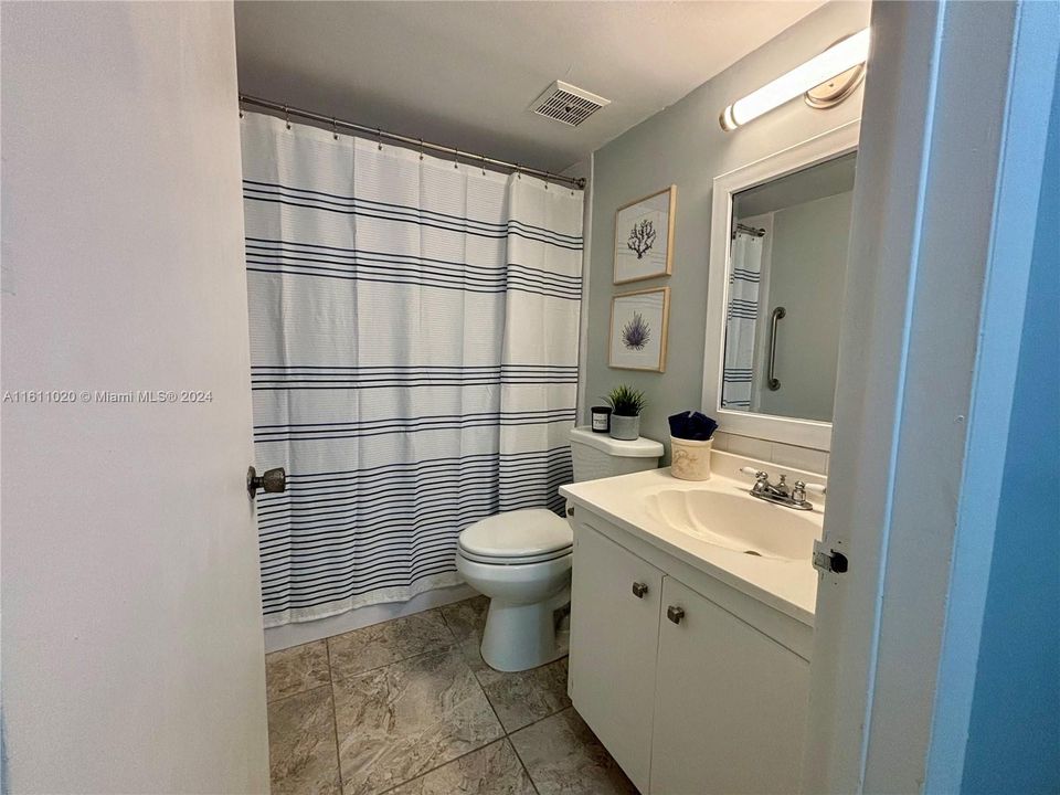 For Rent: $3,650 (2 beds, 2 baths, 950 Square Feet)