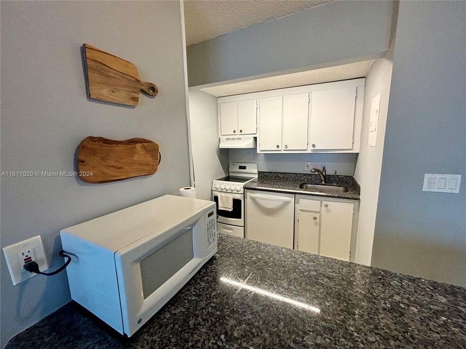 For Rent: $3,650 (2 beds, 2 baths, 950 Square Feet)