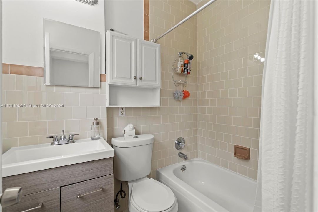 For Sale: $269,000 (1 beds, 1 baths, 395 Square Feet)