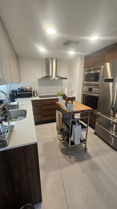 Active With Contract: $7,900 (2 beds, 3 baths, 1802 Square Feet)