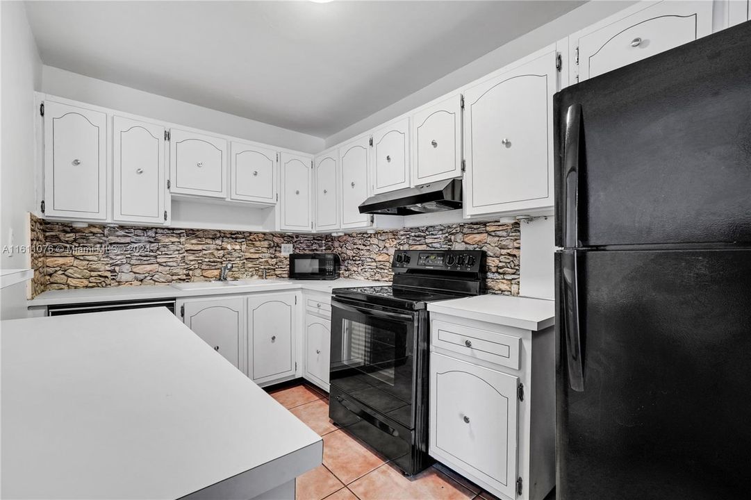 For Sale: $279,900 (2 beds, 2 baths, 954 Square Feet)