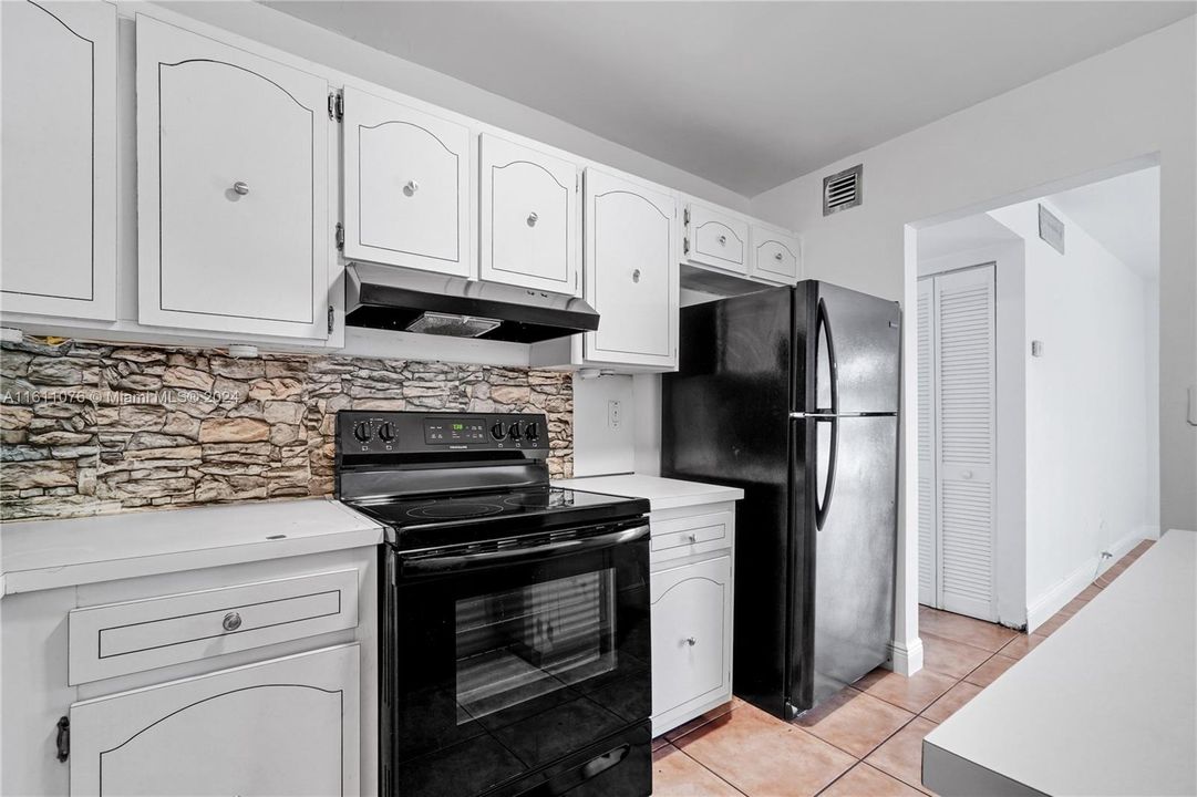 For Sale: $279,900 (2 beds, 2 baths, 954 Square Feet)