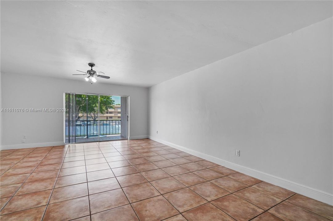 For Sale: $279,900 (2 beds, 2 baths, 954 Square Feet)