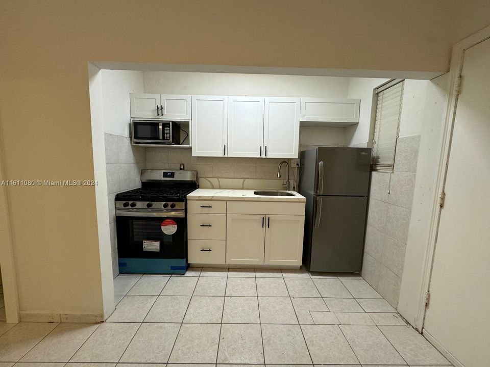 For Rent: $1,750 (1 beds, 1 baths, 2153 Square Feet)