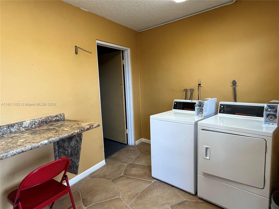 For Sale: $190,000 (2 beds, 2 baths, 983 Square Feet)