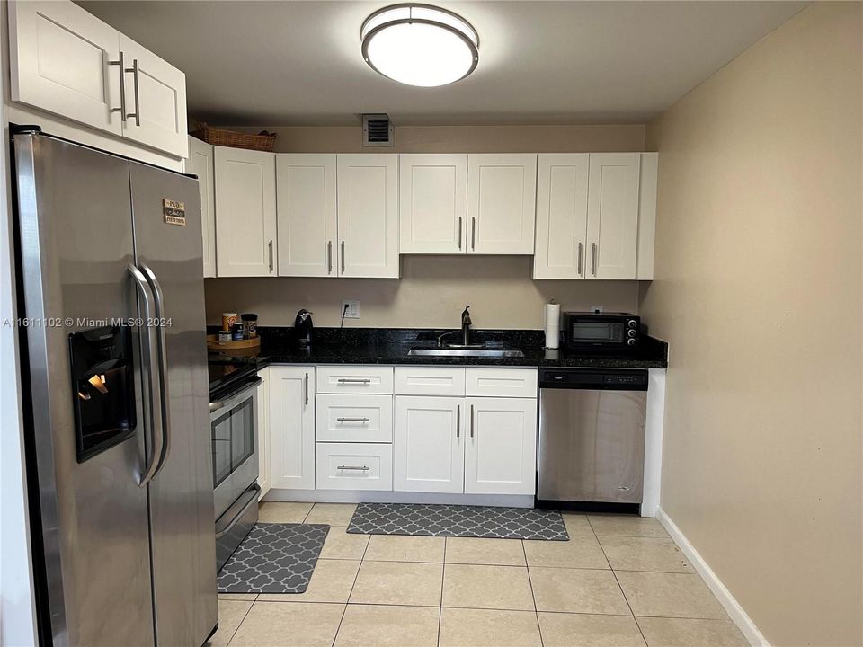 For Sale: $190,000 (2 beds, 2 baths, 983 Square Feet)