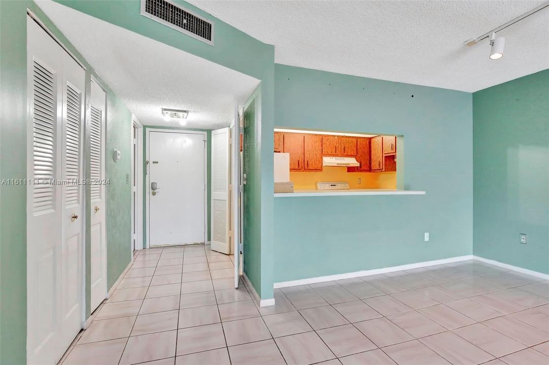For Rent: $1,600 (1 beds, 1 baths, 783 Square Feet)