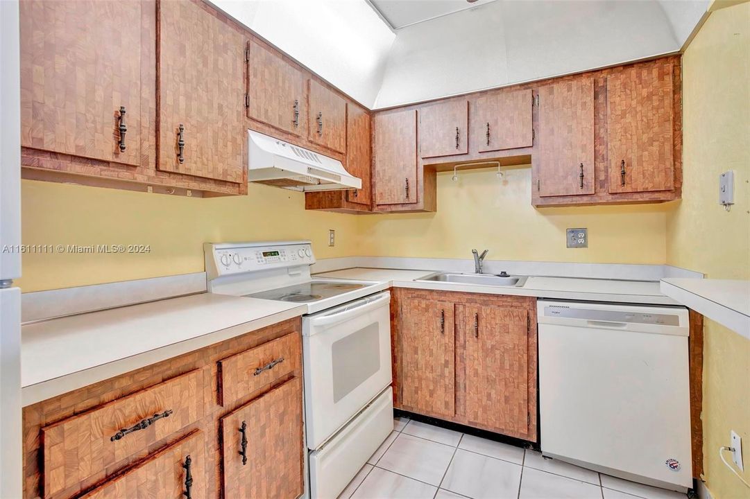 For Rent: $1,600 (1 beds, 1 baths, 783 Square Feet)