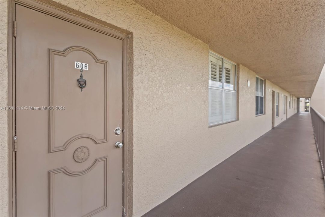 For Sale: $249,900 (2 beds, 2 baths, 1070 Square Feet)