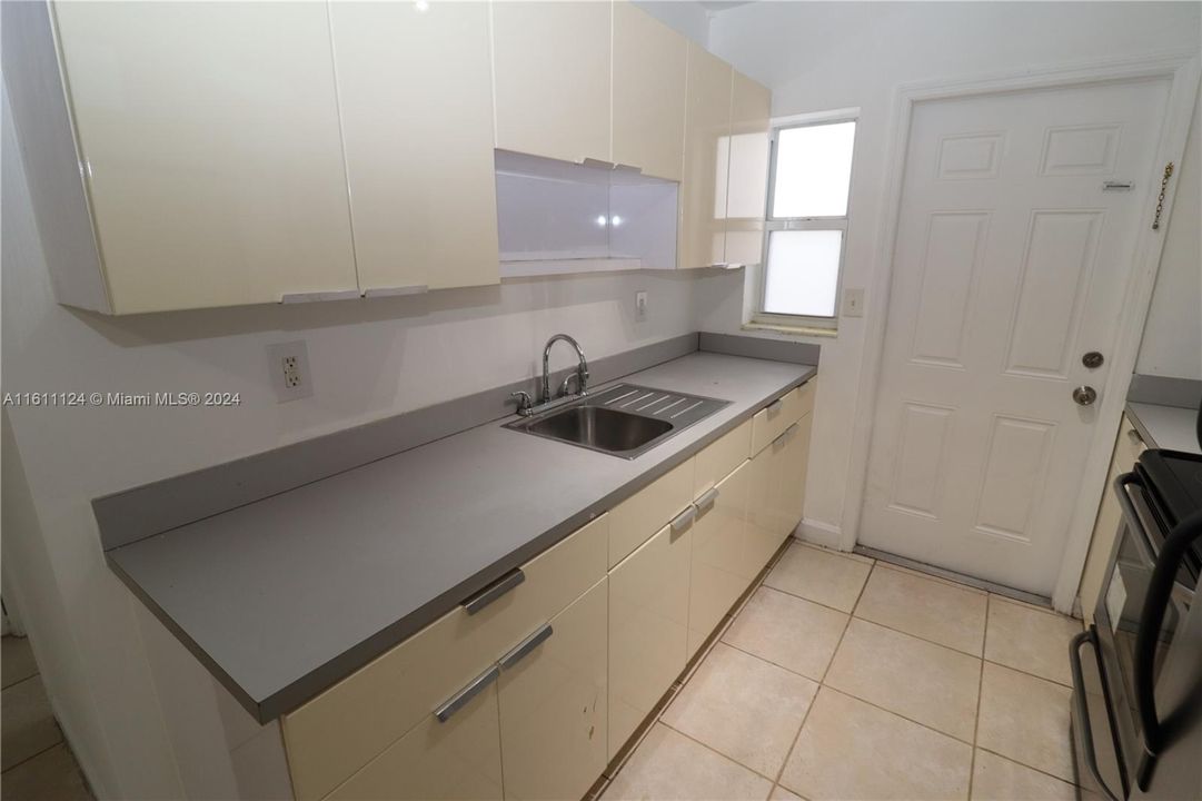 Recently Rented: $1,900 (1 beds, 1 baths, 742 Square Feet)