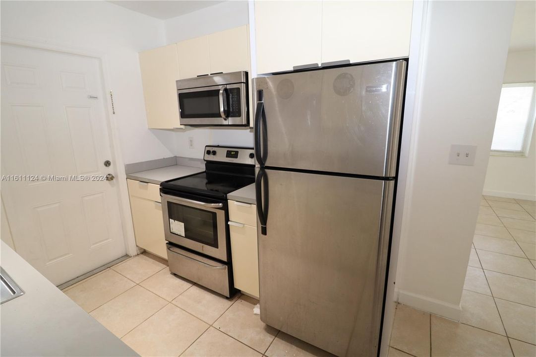 Recently Rented: $1,900 (1 beds, 1 baths, 742 Square Feet)