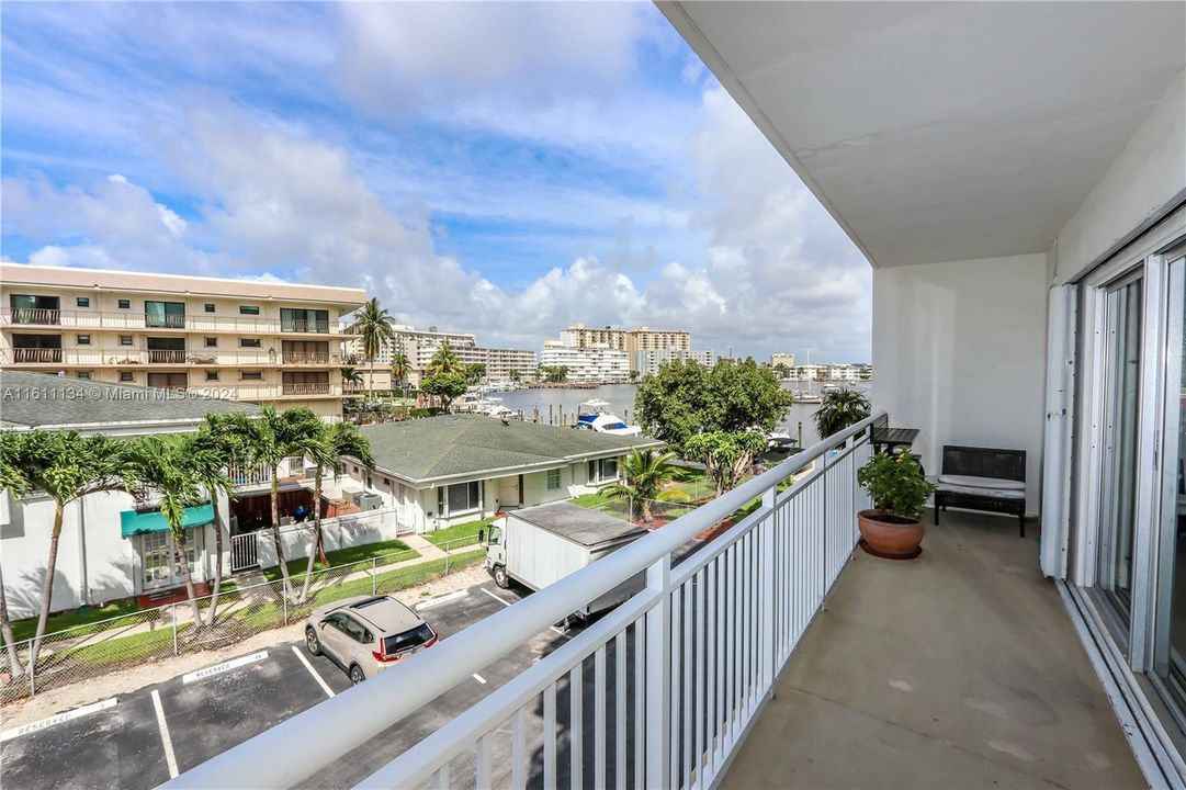 For Sale: $425,000 (2 beds, 2 baths, 1080 Square Feet)